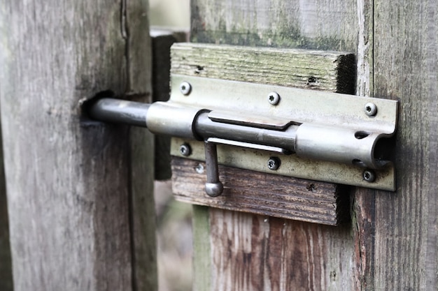 Colpo del primo piano di una serratura di metallo su una porta di legno
