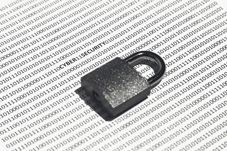 Foto gratuito colpo del primo piano di una serratura su una superficie bianca con codice binario su di esso - concetto di sicurezza informatica