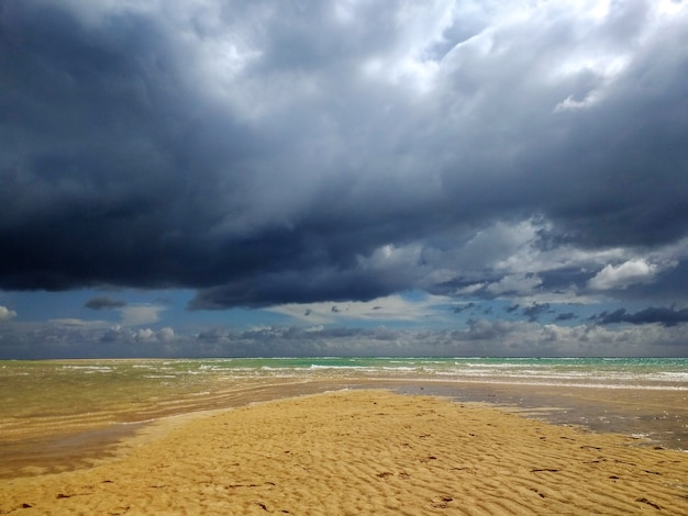 Colpo della spiaggia di sabbia a Fuerteventura, in Spagna durante la tempesta