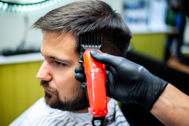 Colpo di alta vista dell'uomo che ottiene un taglio di capelli