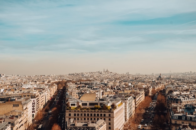 Colpo di alto angolo dei bellissimi edifici e strade catturati a Parigi, Francia