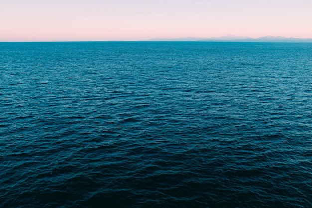 Colpo di alto angolo del bellissimo oceano blu calmo