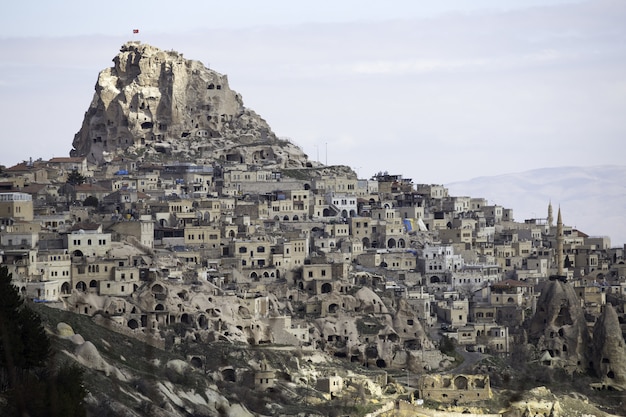 Colpo di alto angolo del castello di Uchisar in Cappadocia, Turchia sotto il cielo nuvoloso