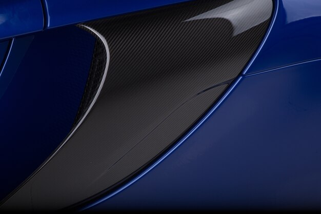 Colpo di alto angolo del primo piano dei dettagli esterni di un'automobile blu e nera moderna