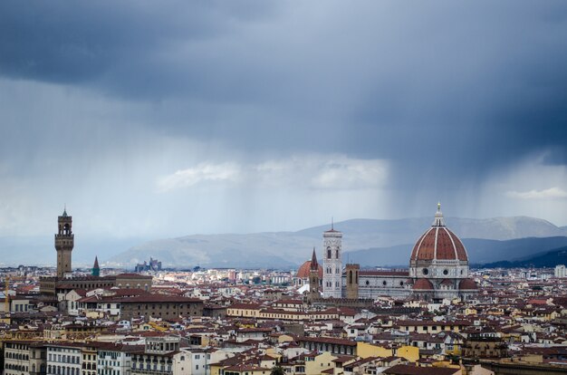 Colpo di alto angolo della bellissima città di Firenze sotto il cielo limpido
