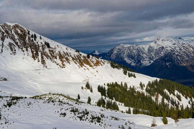 Colpo di alto angolo della catena montuosa alpina sotto il cielo nuvoloso