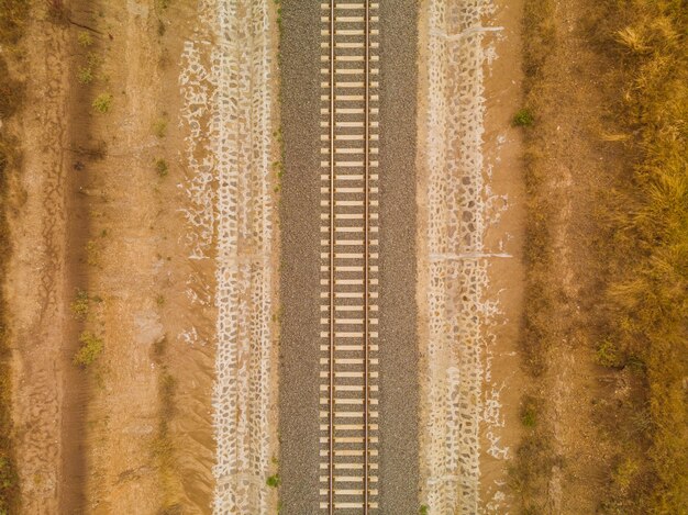 Colpo di alto angolo della ferrovia in mezzo al deserto catturato a Nairobi, in Kenya