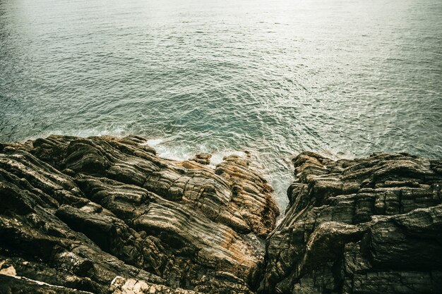 Colpo di alto angolo di belle formazioni rocciose vicino all'oceano durante il giorno