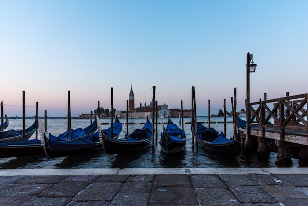 Colpo di alto angolo di gondole parcheggiate nel canale a Venezia, Italia