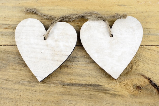 Colpo di alto angolo di ornamenti in legno a forma di cuore su una superficie di legno