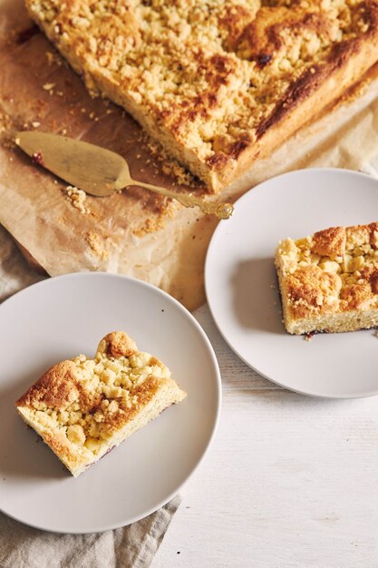 Colpo di alto angolo di pezzi di deliziosa torta di Jerry Crumble Sheet sulla tavola di legno bianco
