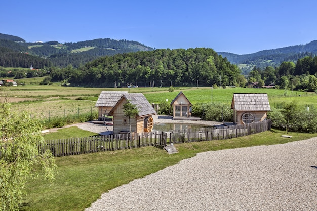 Colpo di alto angolo di piccole case di legno nella campagna in Slovenia