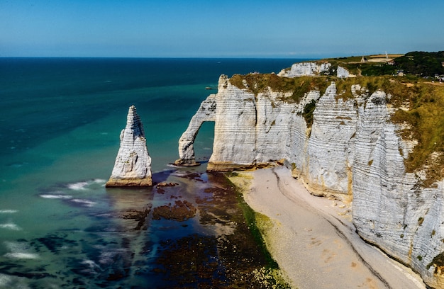 Colpo di alto angolo di scogliere sulla riva dell'oceano turchese