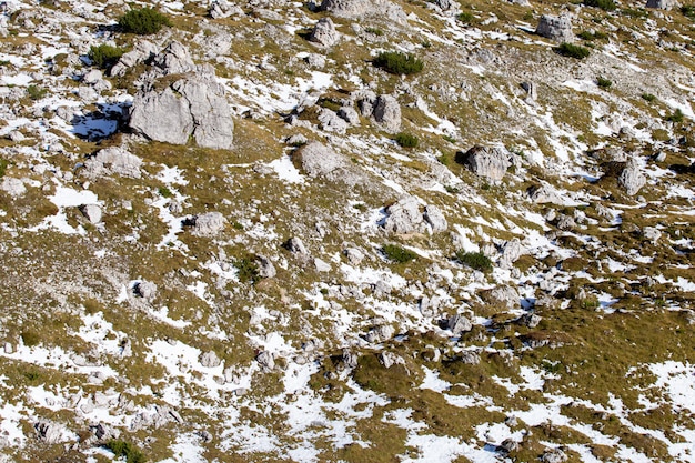 Colpo di alto angolo di trame di terra nelle Alpi italiane