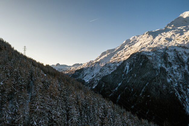 Colpo di alto angolo di un villaggio di Wintersport, Sainte-Foy-Tarentaise nelle Alpi in Francia