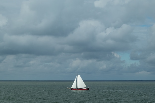 Colpo di alto angolo di una barca a vela in mare