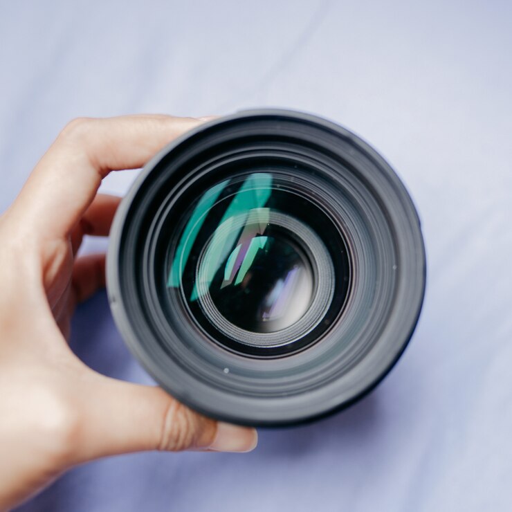 Foto gratuito colpo di alto angolo di una persona in possesso di un obiettivo