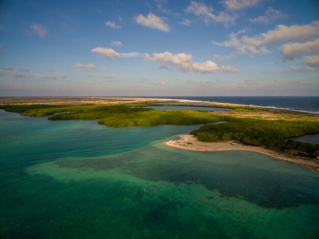 Colpo di angelo alto di una bellissima isola tropicale esotica a Bonaire, Caraibi