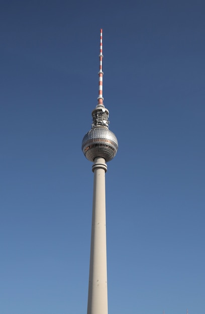 Colpo di angolo basso del berlinese Fernsehturm a Berlino, Germania