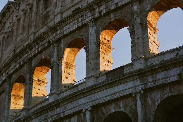 Colpo di angolo basso del primo piano dell'architettura romana di colosseum