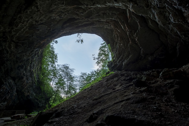 Colpo di angolo basso dell'uscita di una caverna scura a Skrad, Croazia