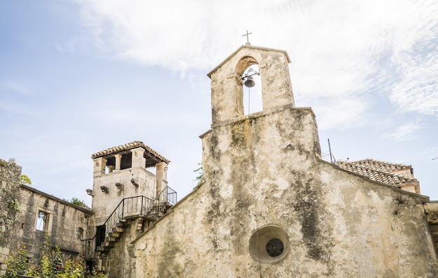 Colpo di angolo basso della chiesa Sveti Petar di giorno