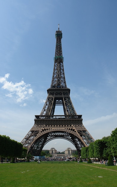 Colpo di angolo basso della famosa torre Eifel di giorno a Parigi, Francia