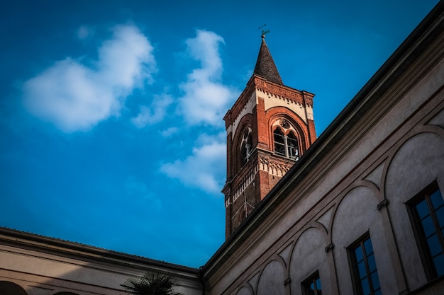 Colpo di angolo basso di un campanile con cielo blu di giorno