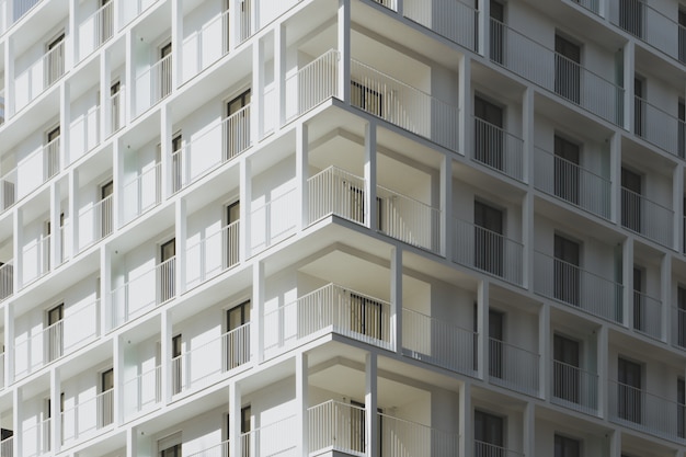 Colpo di angolo basso di un edificio in cemento bianco catturato a tempo di giorno