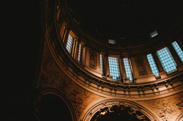 Colpo di angolo basso di un interno di chiesa con un'affascinante arte medievale