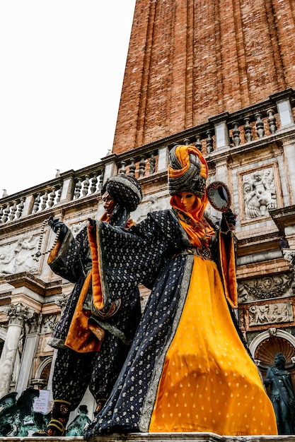 Colpo di angolo basso verticale di sculture colorate di carnevale