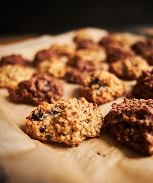 Colpo di chiusura di deliziosi biscotti di farina d'avena fatti in casa su un piatto