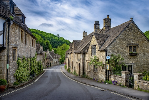 Colpo di mattoni case di pietra sulla Main Street Castle Combe, Regno Unito