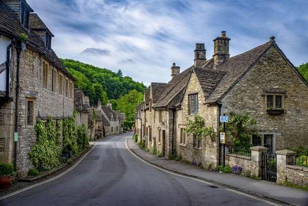 Colpo di mattoni case di pietra sulla Main Street Castle Combe, Regno Unito