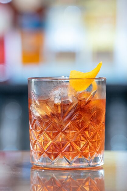 Colpo di messa a fuoco selettiva del cocktail negroni