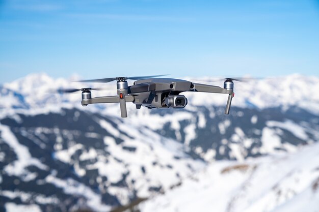 Colpo di messa a fuoco selettiva di un drone che vola alto