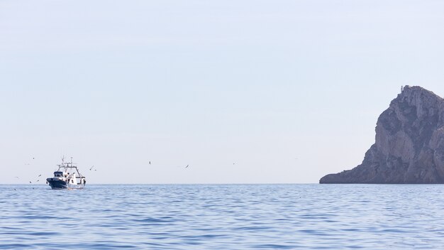 Colpo di paesaggio di un peschereccio in una giornata di sole