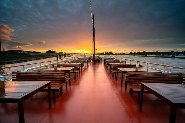 Colpo di paesaggio di un ristorante galleggiante vuoto durante la bellissima ora del tramonto