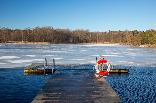 Colpo di paesaggio di una piscina di ghiaccio naturale in Svezia