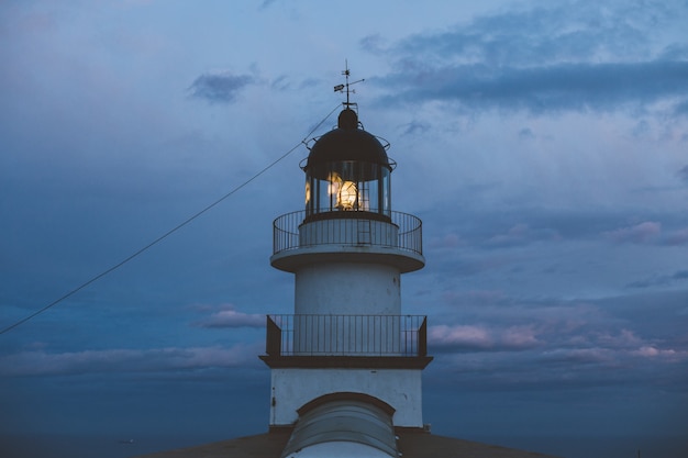 Colpo di simmetria minimalista e geometrica del bellissimo faro d'epoca in cima alla scogliera