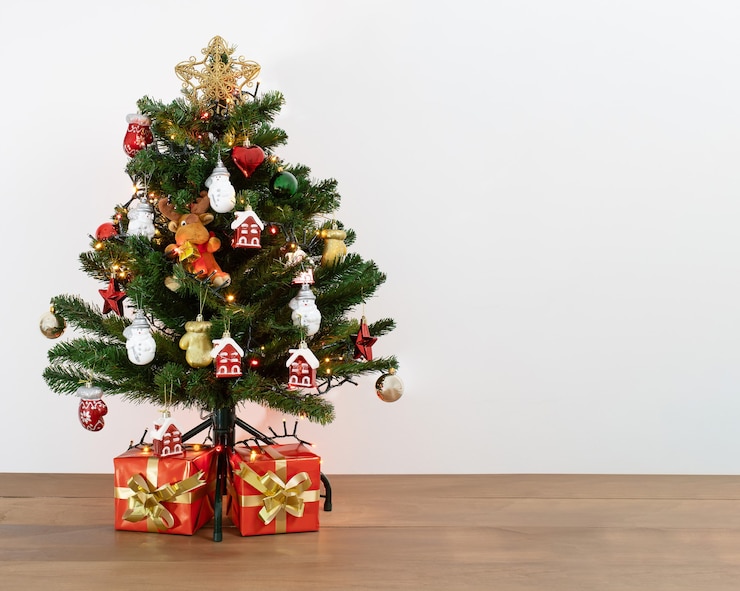 Foto gratuito colpo di un albero di natale decorativo con regali sotto di esso