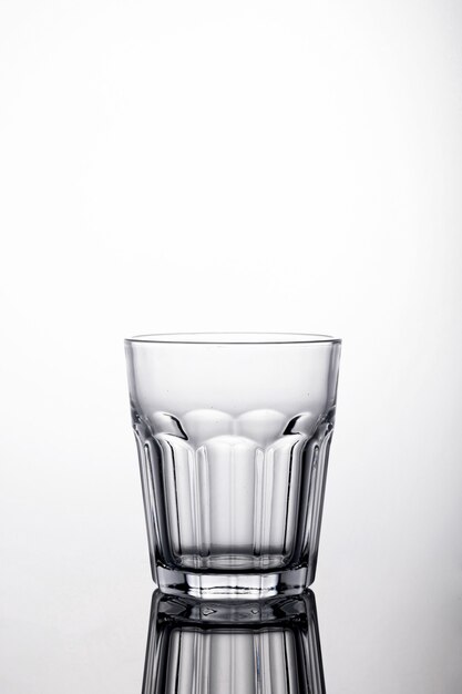 Colpo di un bicchiere d'acqua su uno sfondo bianco