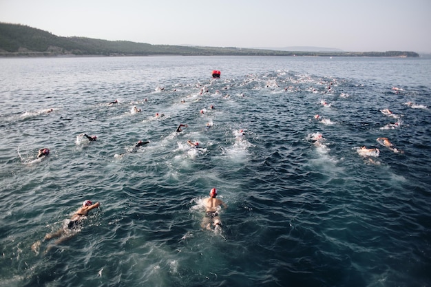 Colpo di vista dall'alto di una gara di nuoto con i nuotatori in un oceano