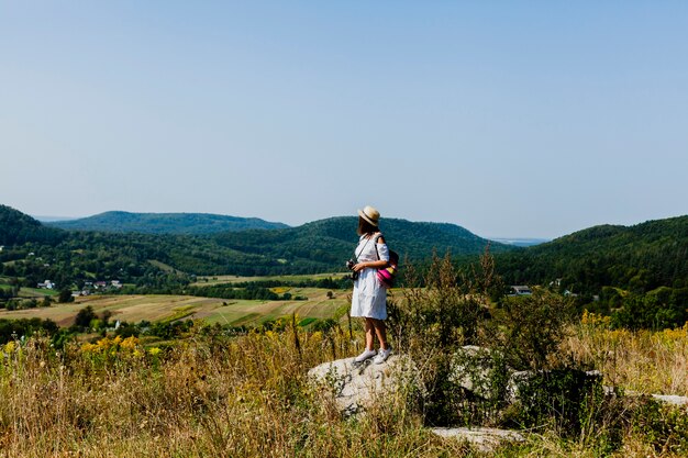 Colpo di vista lunga della donna in abito bianco