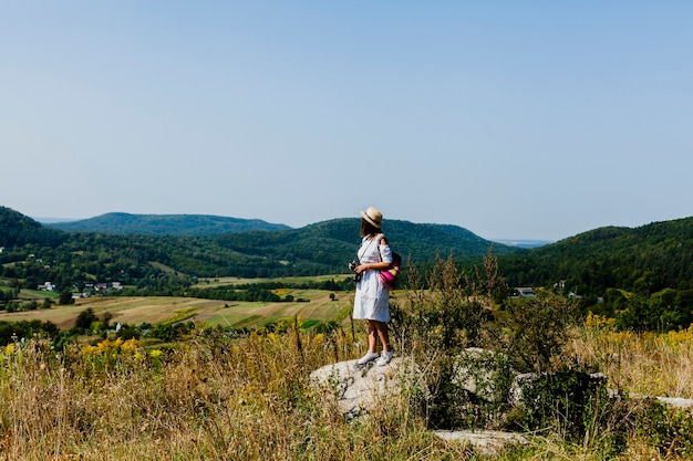 Colpo di vista lunga della donna in abito bianco