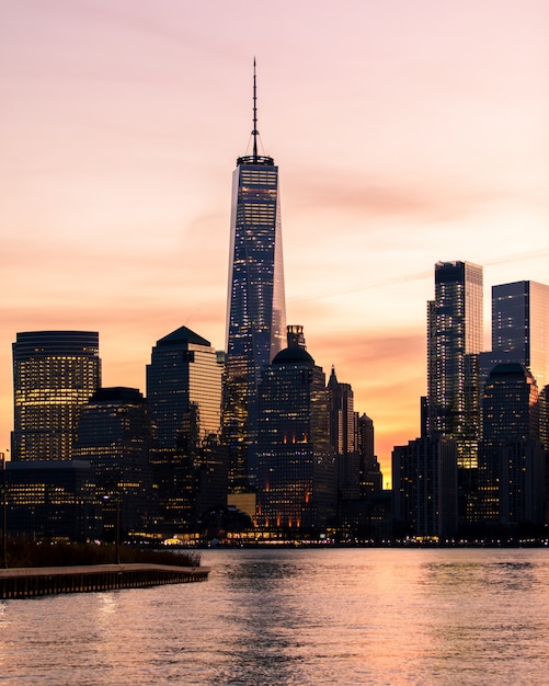 Colpo distante verticale dell'edificio del World Trade Center a New York durante il tramonto