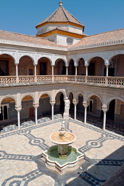 Colpo grandangolare del palazzo di Casa de Pilatos a Siviglia, Spagna