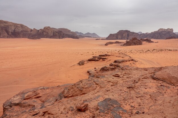 Colpo grandangolare dell'area protetta di Wadi Rum in Giordania durante il giorno