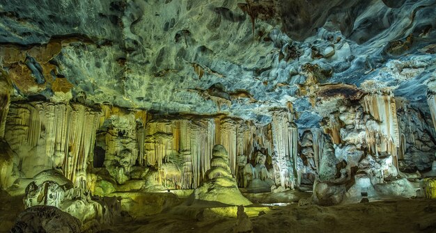 Colpo grandangolare dell'interno delle grotte di Cango a Boplaas, Sudafrica