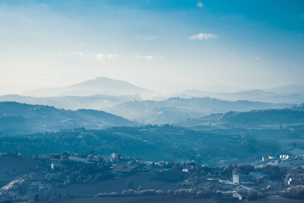 Colpo grandangolare di case circondate da alberi su una montagna